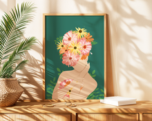 Lade das Bild in den Galerie-Viewer, florales Poster mit bunten Blumen auf dem Kopf einer Frau
