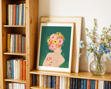 Lade das Bild in den Galerie-Viewer, botanischer Kunstdruck Blumenfrau auf türkisem Hintergrund
