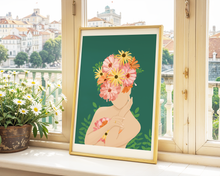 Lade das Bild in den Galerie-Viewer, Kunstdruck mit Illustration einer handgemalten Frau mit Blumen auf dem Kopf
