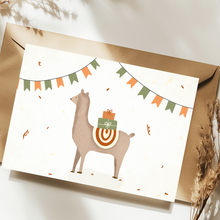 Lade das Bild in den Galerie-Viewer, Eine Geburtstagskarte für Kinder mit einem braunen Lama, das Geschenke trägt und einen bunten Sattel trägt. Das Lama ist von Konfetti und einer Girlande aus orangefarbenen und grünen Flaggen umgeben.
