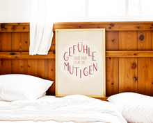 Lade das Bild in den Galerie-Viewer, Kunstdruck mit Spruch Mut zu Gefühlen als Ermutigung, die eigenen Gefühle wahrzunehmen und auszudrücken als Teil einer Schlafzimmer Dekoration in der Größe A3
