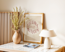 Lade das Bild in den Galerie-Viewer, Psychologie Poster mit Spruch, der dazu ermutigt, zu seinen Gefühlen u stehen, als Bestandteil einer Tischdekoration im boho Stil
