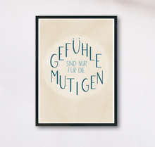 Lade das Bild in den Galerie-Viewer, "Gefühle sind nur für die Mutigen" Spruch auf Poster in schwarzem Rahmen
