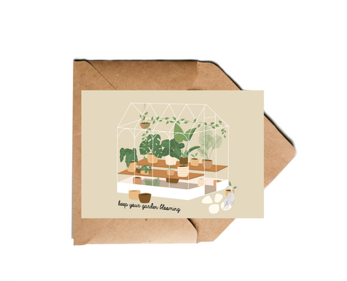 Postkarte mit detailreicher Illustration eines Gewäcshauses mit verschiedenen Planzen und einer Katze und Spruch keep your garden blooming