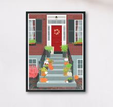 Lade das Bild in den Galerie-Viewer, Illustration eines roten Backsteingebäudes mit Treppen vor dem Hauseingang, die für den Herbst mit Kürbissen und Pflanzen dekoriert sind. 

