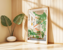 Lade das Bild in den Galerie-Viewer, botanischer Kunstdruck eines mediterranen Bildes von einem Hinterhof mit vielen Pflanzen als Toskana Wanddekoration
