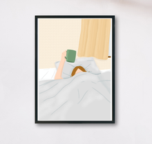 Lade das Bild in den Galerie-Viewer, Kunstdruck A4Kaffee im Bett mit Illustration einer Kaffee trinkenden Frau im Bett in Beigetönen
