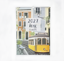 Lade das Bild in den Galerie-Viewer, Wandkalender 2027 "Eine Reise durch Europa". Abgebildet ist das Deckblatt des Kalenders in der Größe A3 mit dem Titel und einer detailreichen Illustration von Lissabon in Portugal mit einer typischen gelben Tram, Häuserfronten mit portugiesischen Fliesen und mediterranen Pflanzen
