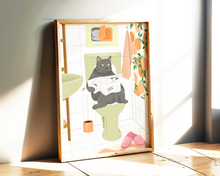 Lade das Bild in den Galerie-Viewer, Poster im retro-Stil: Katze sitzt auf Toilette und liest entspannt Zeitung
