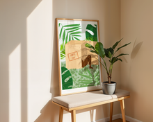 Lade das Bild in den Galerie-Viewer, aus Komfortzone trauen als Erinnerungsposter mit Motiv einer Frau in einer Pappkiste und Pflanzen
