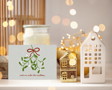 Lade das Bild in den Galerie-Viewer, Weihnachtskarte für Verliebte mit Mistelzweig und englischem Spruch als Teil einer Weihnachtsdekoration

