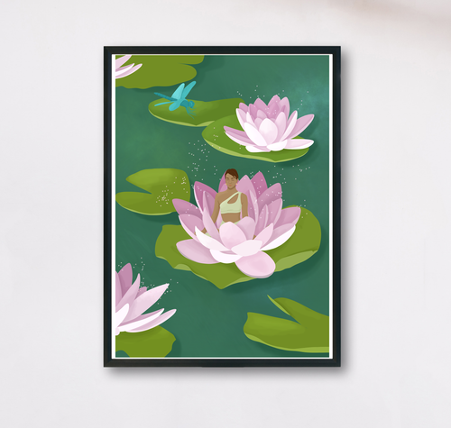 Poster mit Illustration meditierender Frau in einer rosa Lotusblüte auf einem See