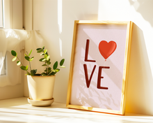 Lade das Bild in den Galerie-Viewer, Liebesposter mit Lettering love in rosarot
