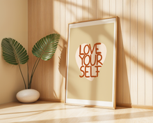 Lade das Bild in den Galerie-Viewer, Selbstfürsorge Kunstdruck mit Love yourself in englisch in roter Schrift auf beigem Hintergrund mit Herz
