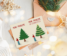 Lade das Bild in den Galerie-Viewer, Humorvolle Weihnachtskarte für Gestresste, Menschen mit Burnout und anderen psychischen Erkrankungen. Die Karte zeigt in modernem Meme Stil auf witzige Art, dass Probleme an Weihnachten nicht verschwinden, sondern nur verschwiegen werden
