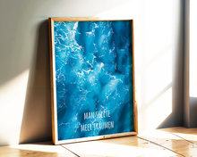 Lade das Bild in den Galerie-Viewer, Man sollte Meer träumen und handgemalter Ozean von oben in blauem Poste
