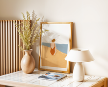 Lade das Bild in den Galerie-Viewer, Poster mit Motiv einer Frau im roten Badeanzug am Strand und Spruch &quot;Finde Ruhe. Atme. Du hast eine Pause verdient.&quot;

