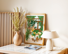 Lade das Bild in den Galerie-Viewer, botanischer Kunstdruck mit vielen Pflanzen in einem Wintergarten und Frau als Teil einer Tischdekoration im boho Stil
