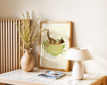 Lade das Bild in den Galerie-Viewer, Boho Dekoration mit einem grünen Print einer dunkelhäutigen Frau, die ein Bad in einer Tasse nimmt
