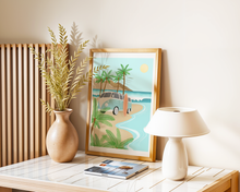 Lade das Bild in den Galerie-Viewer, Dekoration mit sommerlichem Poster von hellblauen Bulli am Meer mit Surfbrett
