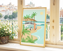 Lade das Bild in den Galerie-Viewer, Illustration eines Bullis mit Palmen und Surfbrett am Strand mit Palmen in hellen Farben in A3
