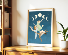 Lade das Bild in den Galerie-Viewer, blaues Tanzposter mit ausgelassen tanzenden Frauen bei Nacht
