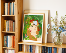 Lade das Bild in den Galerie-Viewer, Poster A3 in grün mit Motiv einer Frau unter Vögeln

