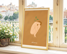 Lade das Bild in den Galerie-Viewer, Kunstdruck inneres Wachstum mit Illustration einer nackten Frau mit Pflanze und englischem Spruch still growing
