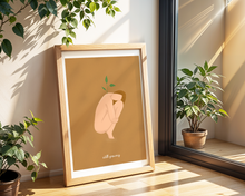Lade das Bild in den Galerie-Viewer, Psychologie Kunstdruck inneres Wachstum mit minimalistischer Illustration einer Frau mit Pflanze und englischem Spruch still growing
