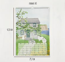 Lade das Bild in den Galerie-Viewer, Abgebildet ist das Januar Kalenderblatt des Reisekalenders 2027 mit den Maßen für die Größe A3. Das Motiv ist ein irisches Cottage mit Ginster und Efeu bewachsen sowie grasenden Schafen. Unten befindet sich ein Kalendarium mit Platz für Termine und kurze Erinnerungen.
