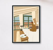 Lade das Bild in den Galerie-Viewer, Winter Poster mit Illustration einer Frau die im Bett einer gemütlicher Holzhütte Frühstückt und einen Kaffee trinkt
