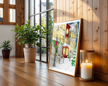 Lade das Bild in den Galerie-Viewer, Gemütliche Weihnachtsdekoration mit Print eines handgemalten Bildes, das eine Stadt im Winter mit weihnachtlicher Dekoration und festlicher Beleuchtung im Schneegestöber zeigt.
