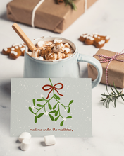 Lade das Bild in den Galerie-Viewer, Grußkarte zu Weihnachten mit Mistelzweig Motiv und englischem Spruch meet me under the mistletoe
