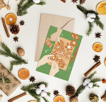 Lade das Bild in den Galerie-Viewer, Weihnachtskarte mit weihnachtlichem Gebäck, das gerade verziert wird
