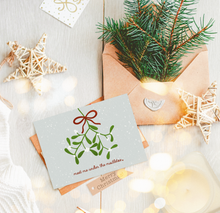 Lade das Bild in den Galerie-Viewer, weihnachtliche Liebeserklärung mit Mistelzweig Postkarte und passendem Briefumschlag aus Kraftpapier
