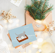 Lade das Bild in den Galerie-Viewer, Winter Postkarte mit Ohrwurm Charakter und Humor mit Katzen Illustration und Schriftzug let it snow
