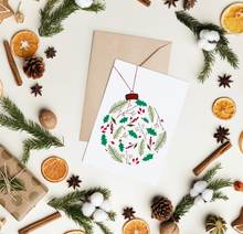 Lade das Bild in den Galerie-Viewer, zarte Weihnachtskarte mit Weihnachtsbaumkugel aus botanischen weihnachtlichen Elementen zum Versenden von Weihnachtsgrüßen oder als zwarte Weihnachtsdekoration
