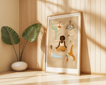 Lade das Bild in den Galerie-Viewer, Dekoration eines Yogastudios mit Poster mit Illustration von Frauen verschiedener Kulturen in Yogaposen
