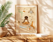 Lade das Bild in den Galerie-Viewer, Kunstdruck mit diversen Frauen in Yogaposen auf beigem Hintergrund

