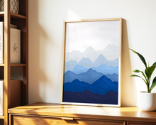 Lade das Bild in den Galerie-Viewer, Poster mit Berglandschaft in Blautönen in minimalistischem Design
