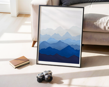 Lade das Bild in den Galerie-Viewer, minimalistischer Kunstdruck mit blauen Bergen in A3 und A4
