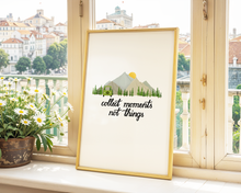 Lade das Bild in den Galerie-Viewer, Kunstdruck Reisen mit Spruch collect Moments not Things
