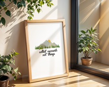 Lade das Bild in den Galerie-Viewer, Reisen Poster mit Spruch und Illustration einer Berglandschaft mit Bulli
