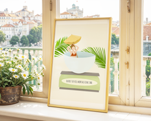 Lade das Bild in den Galerie-Viewer, Spruchposter du bist so viel mehr als eine Zahl mit surrealer Illustration einer glücklichen Frau, die in einer Waage badet
