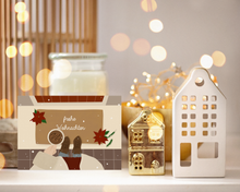 Lade das Bild in den Galerie-Viewer, kreative Postkarte zu Weihachten, die einen festlich dekorierten Hauseingang mit Fußmatte mit Schriftzug frohe Weihnachten zeigt
