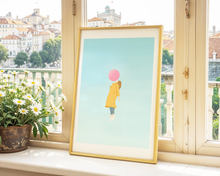 Lade das Bild in den Galerie-Viewer, heller Kunstdruck mit fantasievollem Motiv einer im Himmel fliegenden Frau mit rosa Kaugummi
