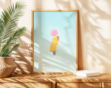 Lade das Bild in den Galerie-Viewer, Kunstdruck in hellblau mit inspirierendem Bild einem im Himmel fliegenden Mädchens mit rosa Kaugummi
