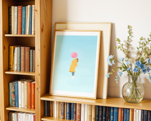 Lade das Bild in den Galerie-Viewer, Poster Unbeschwertheit mit Illustration einer in den Himmel aufsteigenden Frau mit Kaugummiblase
