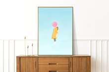 Lade das Bild in den Galerie-Viewer, Kunstdruck in hellblau mit inspirierendem Bild einem im Himmel fliegenden Mädchens mit rosa Kaugummi in A3
