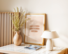 Lade das Bild in den Galerie-Viewer, Tischdekoration mit aufmunterndem Typografie Poster im boho-Stil
